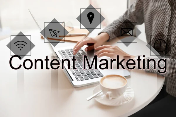 Content Marketing Strategie Vrouw Werkend Met Laptop Aan Tafel Binnen — Stockfoto