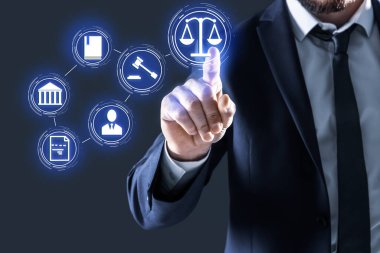 Kanunlar, yasal bilgiler ve online danışmanlık. Simgeli sanal ekran kullanan adam, kapat