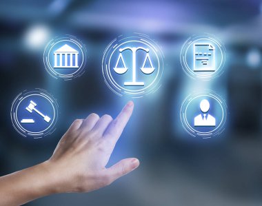 Kanunlar, yasal bilgiler ve online danışmanlık. Simgeli sanal ekran kullanan kadın, kapat