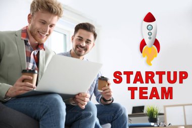 Ofiste dizüstü bilgisayarla çalışan iş adamları. Başlangıç takımı