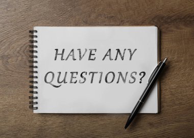 Sözcüklü defter Tahta masa üzerinde herhangi bir soru ve kalem, üst görünüm