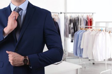 İş adamı ve kuru temizlemecinin içini bulanık görmek, yakın plan. Metin için boşluk 