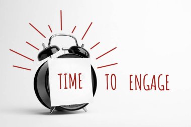 Alarm saati beyaz arkaplanda bağlanmak için not ve ifade içeren saat