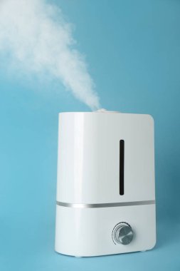 Açık mavi arka planda modern hava nemlendiricisi