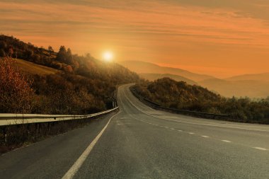 Yolculuk. Gün batımında asfalt otobanın güzel manzarası