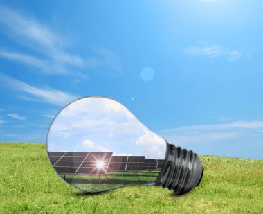 Alternatif enerji kaynağı. Açık havada güneş panelleri olan ampul.