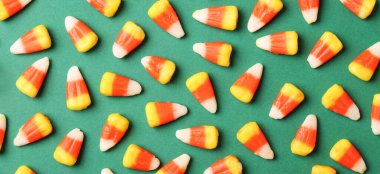 Düz kompozisyon ve yeşil arka planda lezzetli mısır şekerleri. Pankart tasarımı 