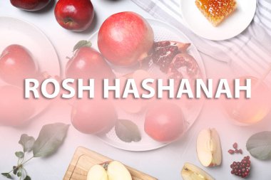 Bal, elmalar ve narlar ışık masasında, düz yerde. Rosh Hashanah tatili