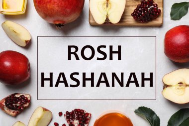 Bal, elma ve nar çerçevesi beyaz masada, düz yerde. Rosh Hashanah tatili