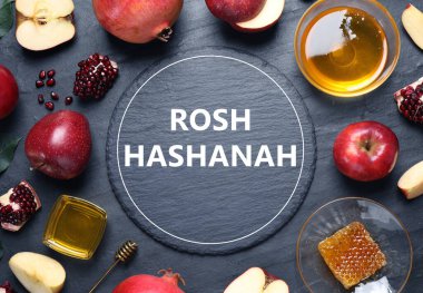 Bal, elma ve nar çerçevesi siyah masada, düz yerde. Rosh Hashanah tatili