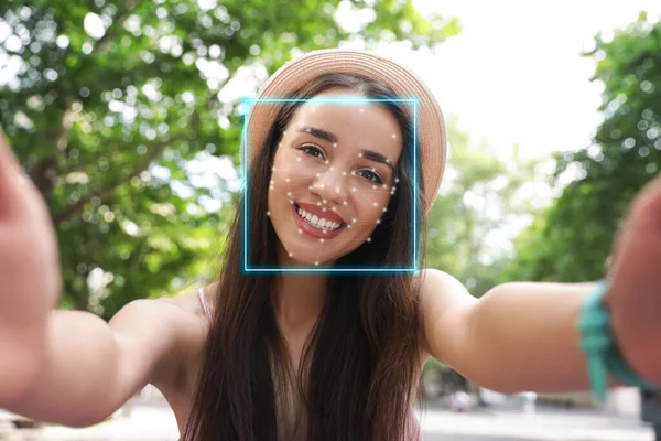 Sistema Reconhecimento Facial Mulher Com Quadro Scanner Grade Biométrica Digital — Fotografia de Stock