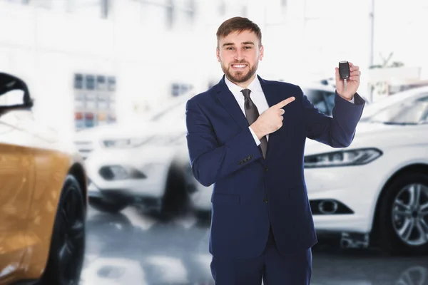 Vendedor Feliz Con Llave Salón Coches — Foto de Stock