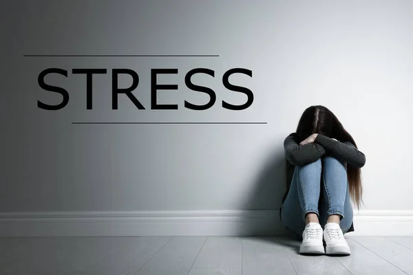 Szó Stress Depressziós Fiatal Lány Padlón Beltérben — Stock Fotó