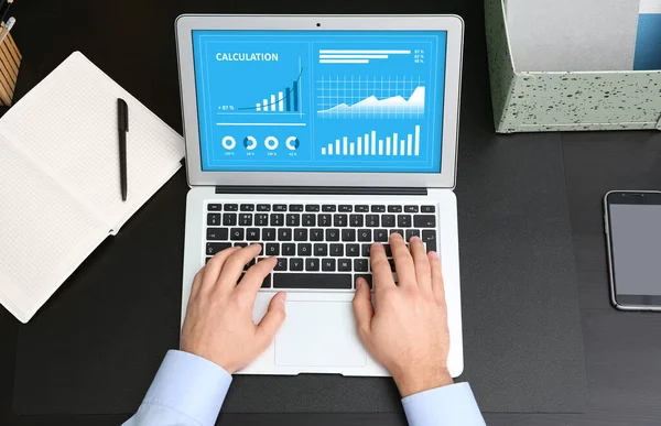 Waardeconcept Man Werkt Met Laptop Aan Tafel Bovenaanzicht — Stockfoto