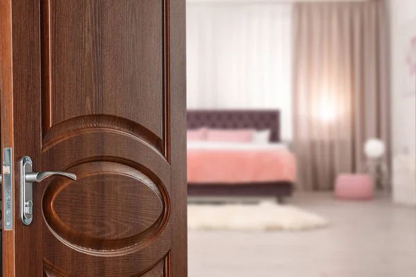 Dřevěné Dveře Otevřené Moderního Hotelového Pokoje Detailní Záběr — Stock fotografie