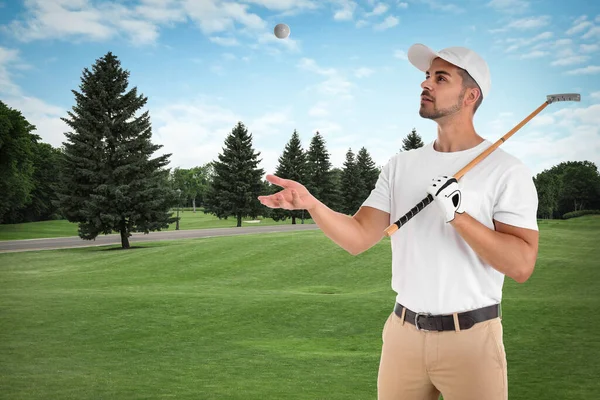 Joven Con Palo Golf Pelota Campo Verde Espacio Para Diseño —  Fotos de Stock