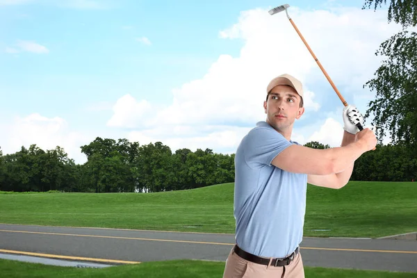 Mladý Muž Hraje Golf Hřišti Zelenou Trávou Prostor Pro Návrh — Stock fotografie