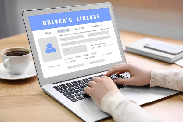 Vrouw Vullen Rijbewijs Formulier Online Website Met Behulp Van Laptop — Stockfoto