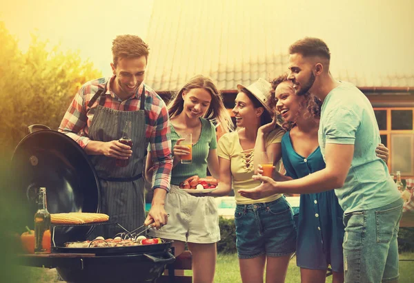 Gruppo Amici Con Bevande Vicino Barbecue All Aperto Nella Giornata — Foto Stock