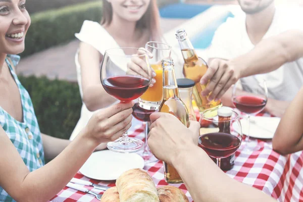 Gelukkige Vrienden Met Drankjes Hebben Plezier Barbecue Feest Buiten Close — Stockfoto