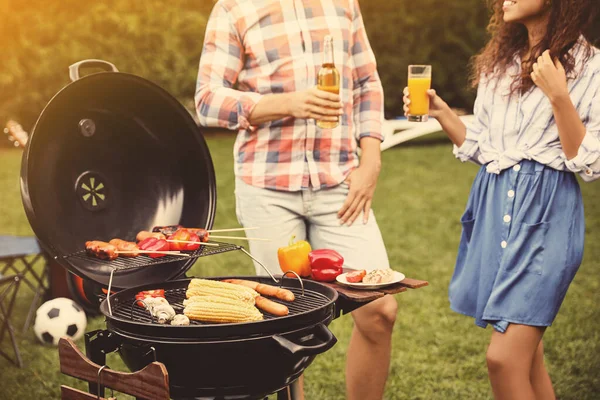 Persone Con Bevande Vicino Barbecue All Aperto Nella Giornata Sole — Foto Stock