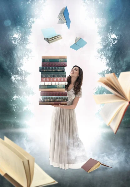 Hermosa Mujer Con Pila Libros Bosque Brumoso — Foto de Stock