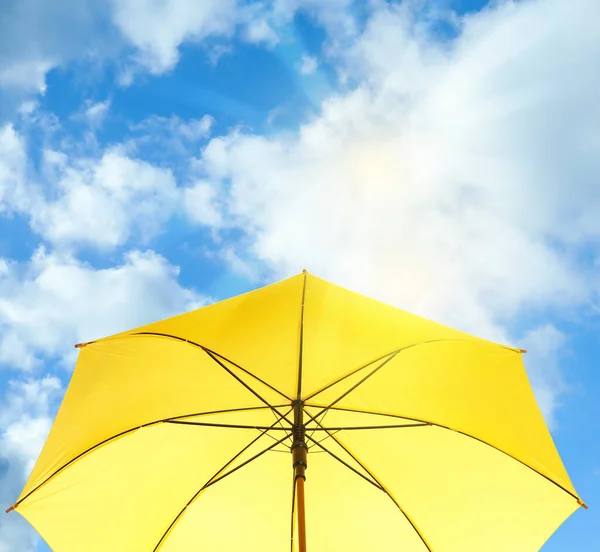 Mavi Gökyüzüne Karşı Modern Sarı Şemsiye Güneş Koruması — Stok fotoğraf
