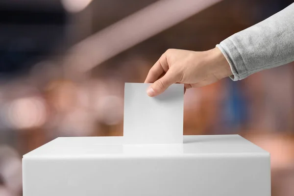 Homme Mettant Son Vote Dans Les Urnes Intérieur Gros Plan — Photo