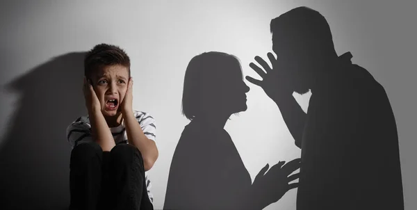 Scared Little Boy Closing His Ears Silhouettes Arguing Parents Banner — Stock Photo, Image