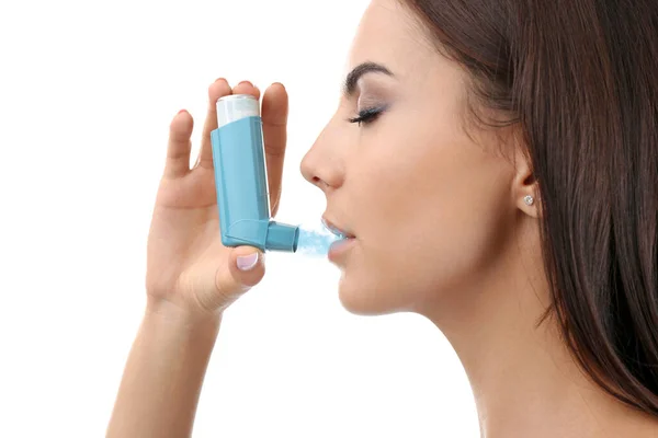 Mujer Joven Que Usa Inhalador Asma Sobre Fondo Blanco — Foto de Stock