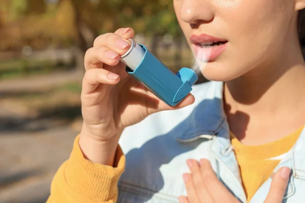 Mujer Que Usa Inhalador Asma Aire Libre Primer Plano Asistencia — Foto de Stock