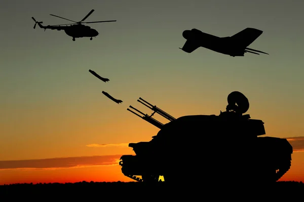 Sylwetki Różnych Maszyn Wojskowych Zachodzie Słońca Zewnątrz — Zdjęcie stockowe