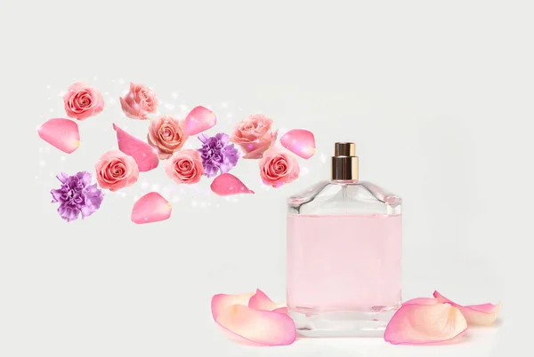 Perfume Con Aroma Floral Sobre Fondo Blanco — Foto de Stock