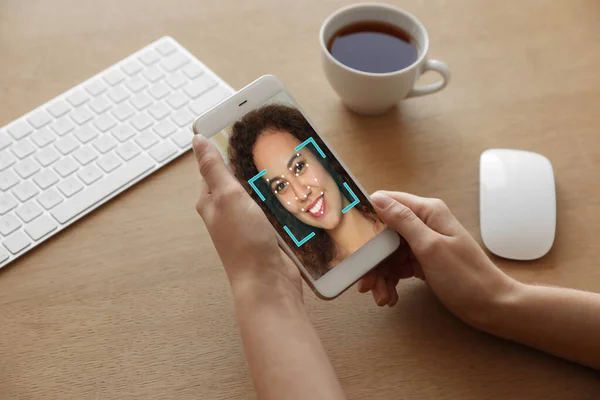 Mujer Afroamericana Usando Smartphone Con Sistema Reconocimiento Facial Mesa Primer —  Fotos de Stock