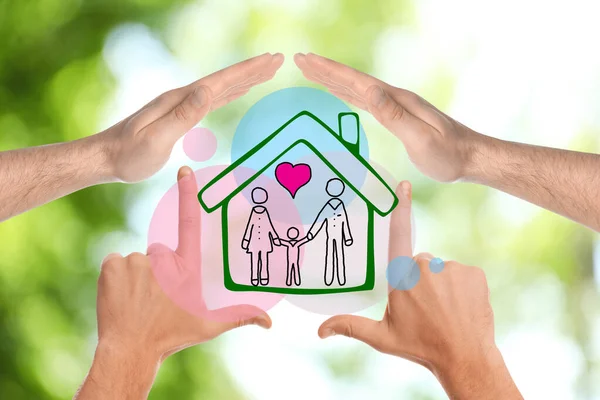 Ludzie Tworzący Dom Rękami Ilustracją Rodziny Rozmazanym Zielonym Tle Zbliżenie — Zdjęcie stockowe
