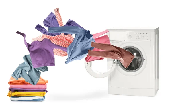 Mesin Cuci Dan Pakaian Terbang Dengan Latar Belakang Putih — Stok Foto