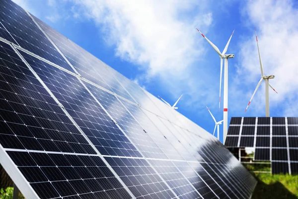 Güneş panelleri ve rüzgar türbinleri dışarı yerleştirildi. Alternatif enerji kaynağı