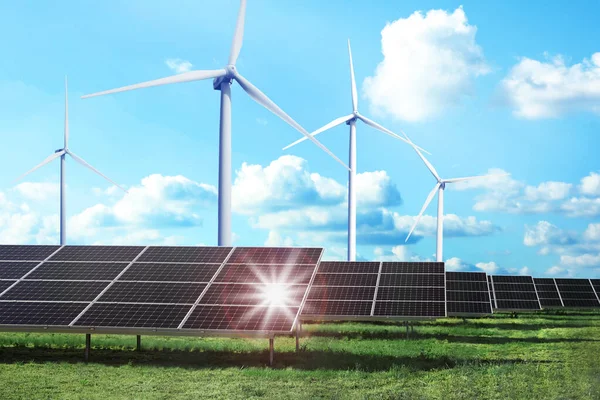 Zonnepanelen Windturbines Buiten Geïnstalleerd Alternatieve Energiebron — Stockfoto