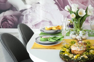 Güzel beyaz laleler ve yumurtalarla dolu Paskalya sofrası.