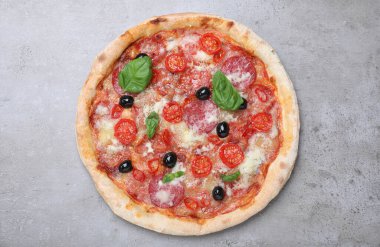 Lezzetli pizza Diablo gri masada, üst manzara