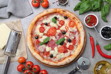 Lezzetli pizza Diablo gri masada, düz yatıyordu.