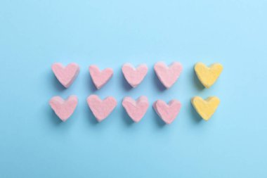 Açık mavi zemin üzerinde lokum kalpleri olan düz bir kompozisyon. Pareto ilke kavramı