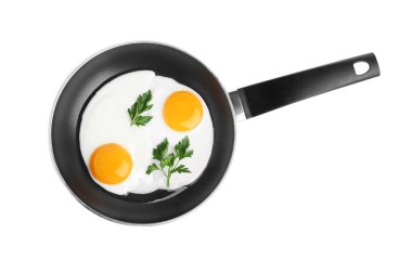 Kızartma tavasında maydanozlu tavuk yumurtası, beyaz, üst manzara.