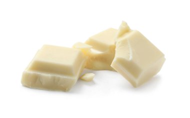 Lezzetli çikolata parçaları beyaza izole edilmiş.