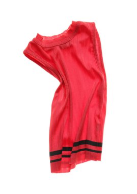 Kırışık pembe bluz beyaza izole edilmiş. Kirli kıyafetler.