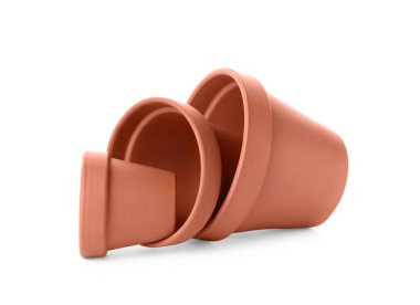 Beyaz tencerelerde izole edilmiş şık terracotta saksıları.