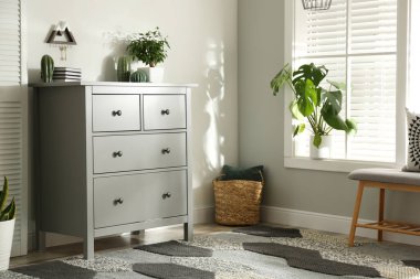 Şık oda içinde gri çekmeceler.