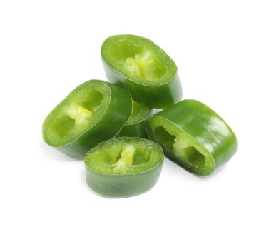 Beyaz arkaplanda yeşil kırmızı biber kes