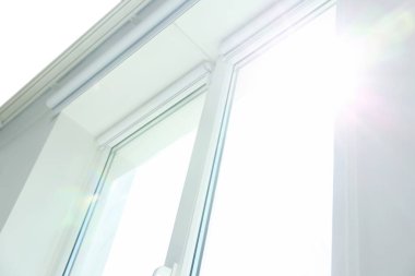 Temiz pencereden parlak güneş manzarası