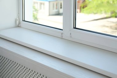 Boş beyaz pervazlı pencerenin yakın görünümü
